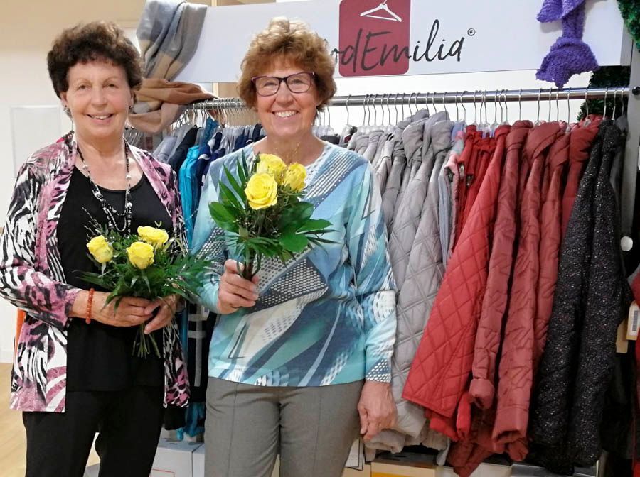 Kundinnen präsentieren Kleidung