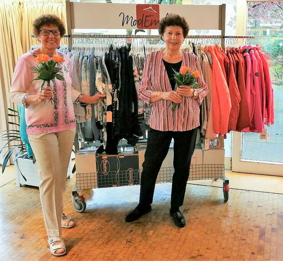 Kundinnen präsentieren Kleidung