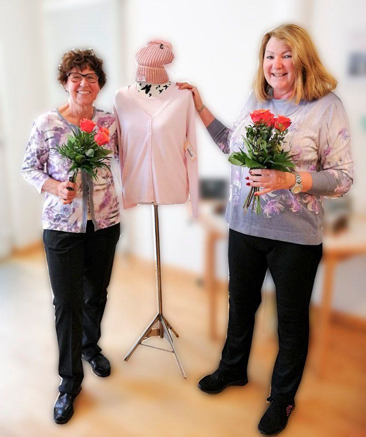 Kundinnen präsentieren Kleidung