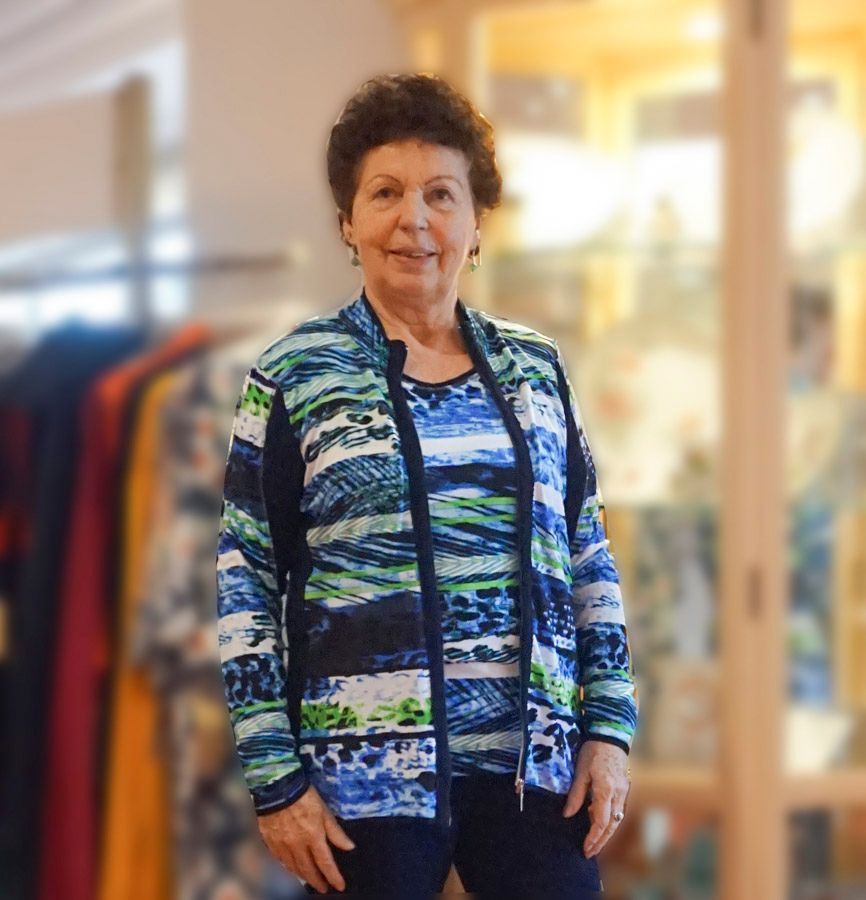 Eine Kundin präsentiert Kleidung