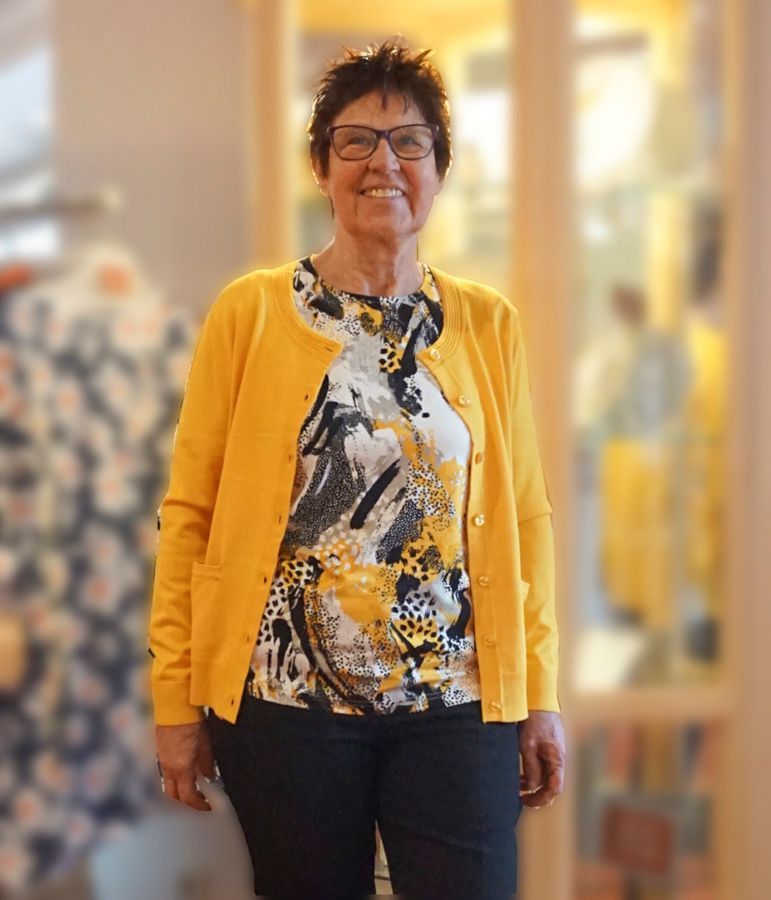 Eine Kundin präsentiert Kleidung