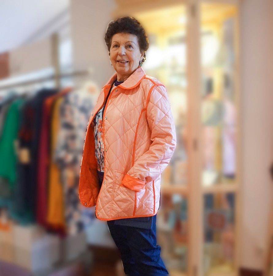 Eine Kundin präsentiert Kleidung