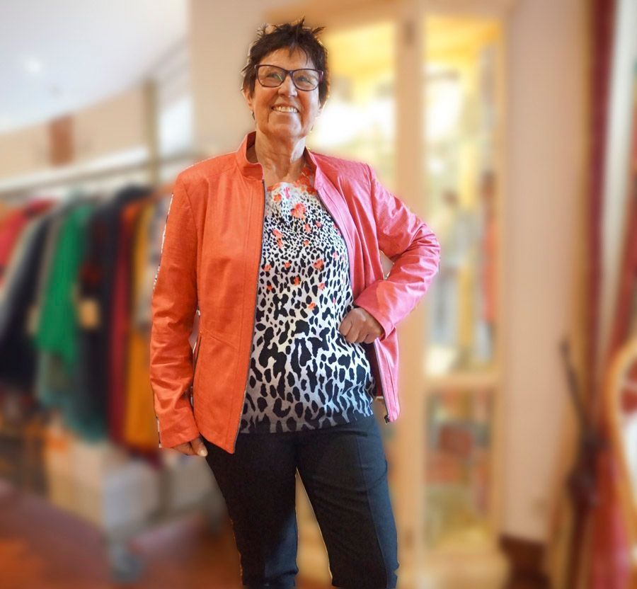 Eine Kundin präsentiert Kleidung