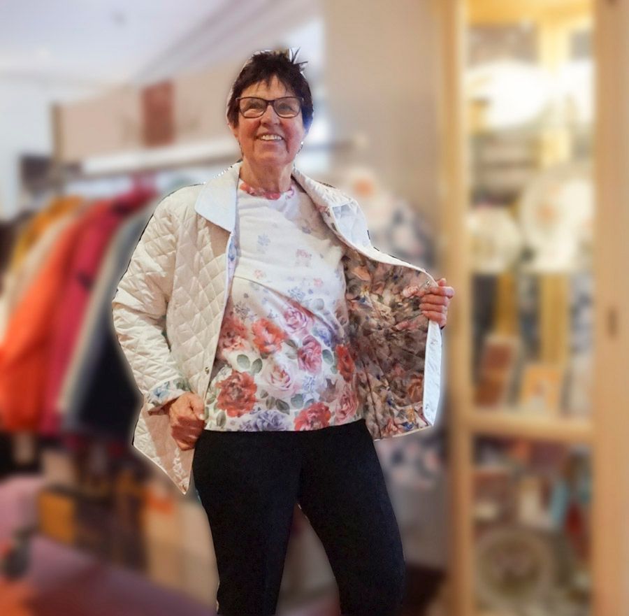 Eine Kundin präsentiert Kleidung