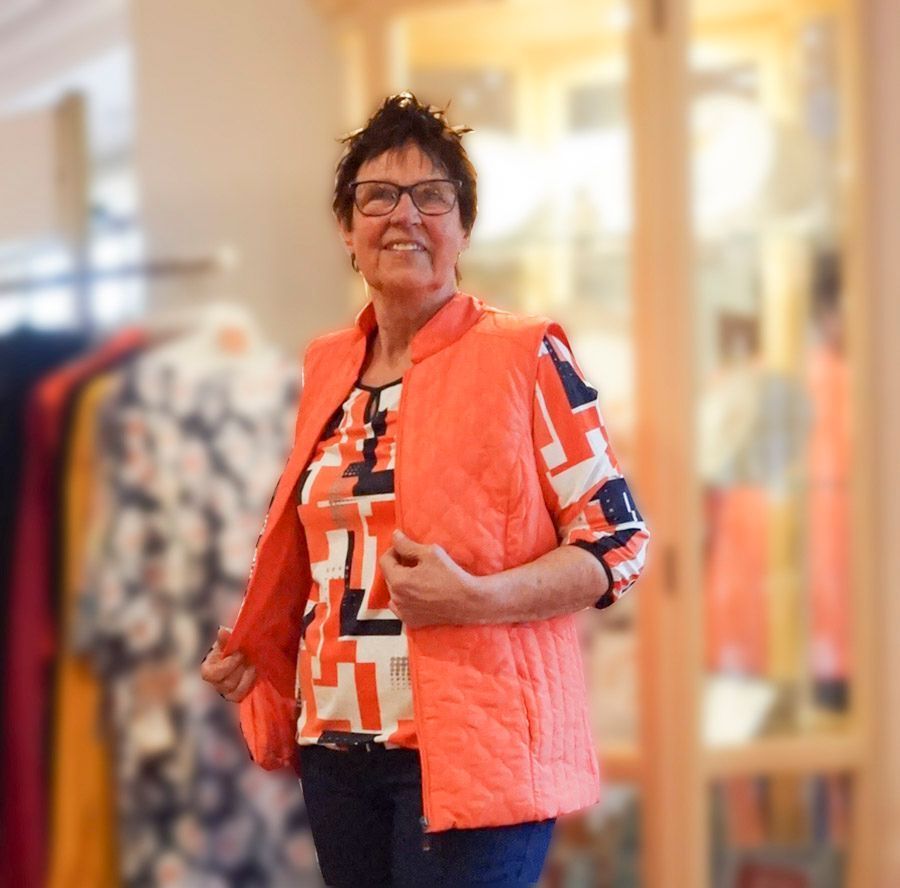 Eine Kundin präsentiert Kleidung