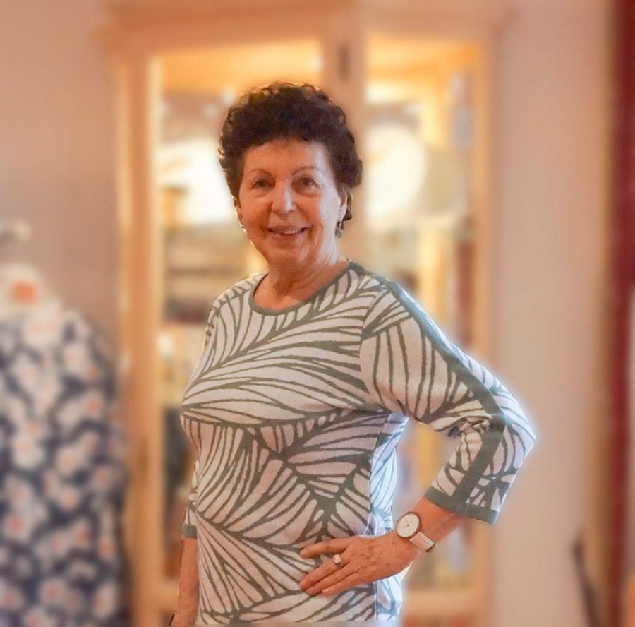 Eine Kundin präsentiert Kleidung