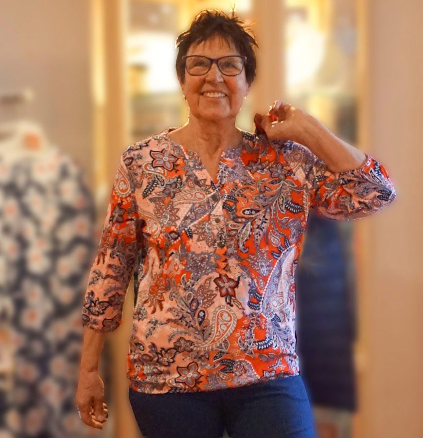 Eine Kundin präsentiert Kleidung