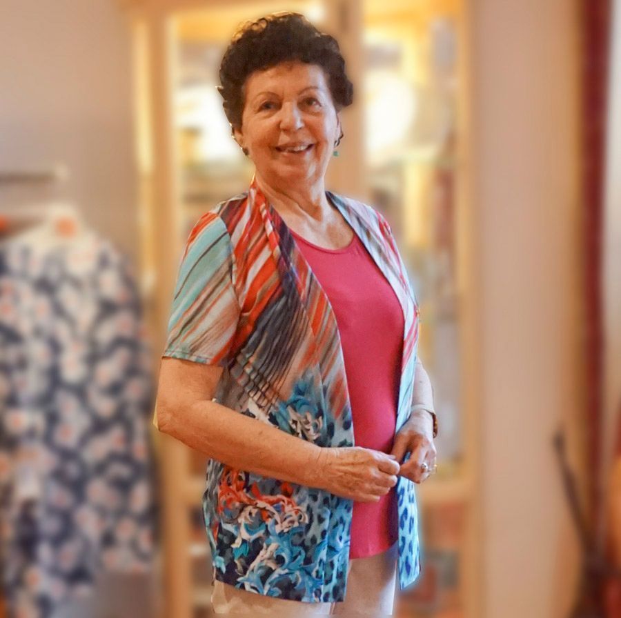 Eine Kundin präsentiert Kleidung