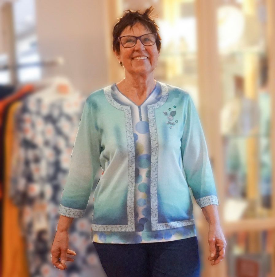 Eine Kundin präsentiert Kleidung