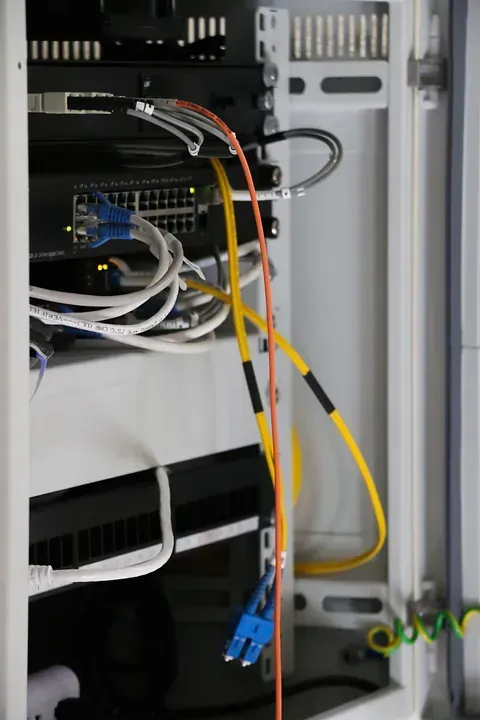 Un montón de cables están conectados a un servidor