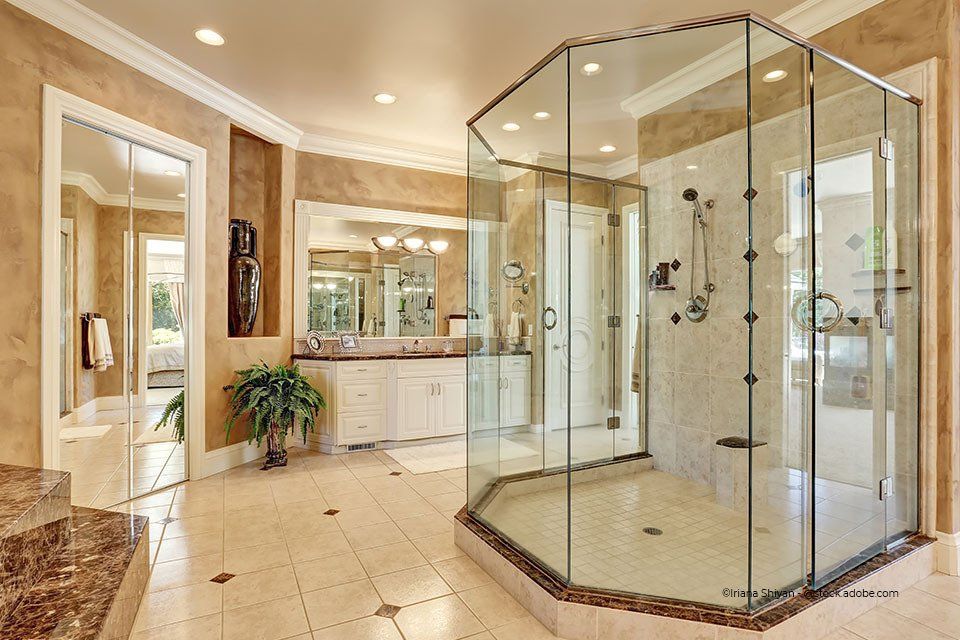 Elegantes Badezimmer mit großer Dusche aus Glas von Aacotec Glasereigesellschaft mbH