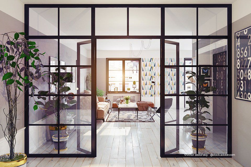 Glastrennwand von Aacotec Glasereigesellschaft mbH mit offenen Türen zu einem modernen Wohnzimmer