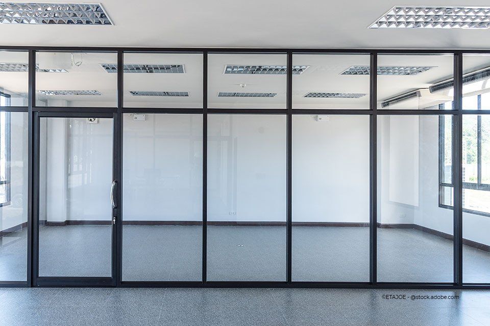 Trennwand aus mattiertem Glas von Aacotec Glasereigesellschaft mbH