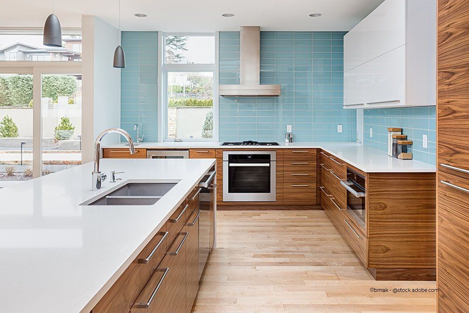 Glaselemente der Aacotec Glasereigesellschaft mbH in einer modernen Küche