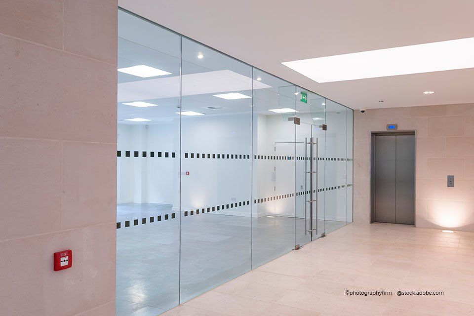 Wand aus Glas als Raumunterteilung von der Aacotec Glasereigesellschaft mbH