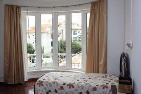 Quarto com janela grande