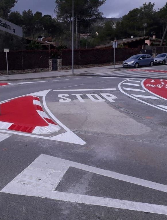 Una señal de stop está pintada al costado de la carretera