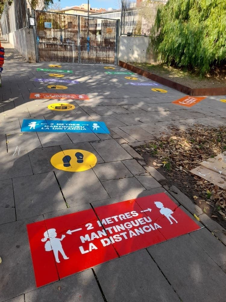 Un cartel rojo en la acera dice 2 metros.