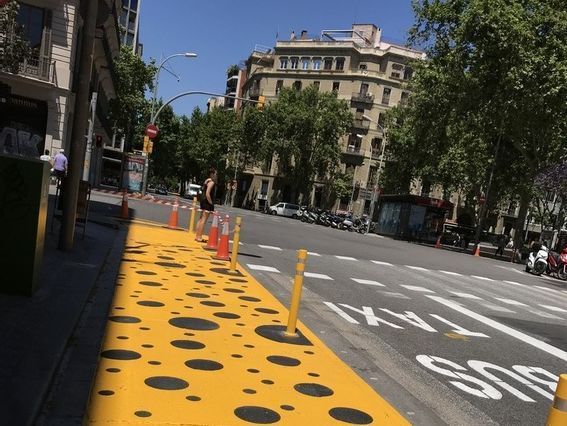 Una calle con un bordillo amarillo que dice taxi.