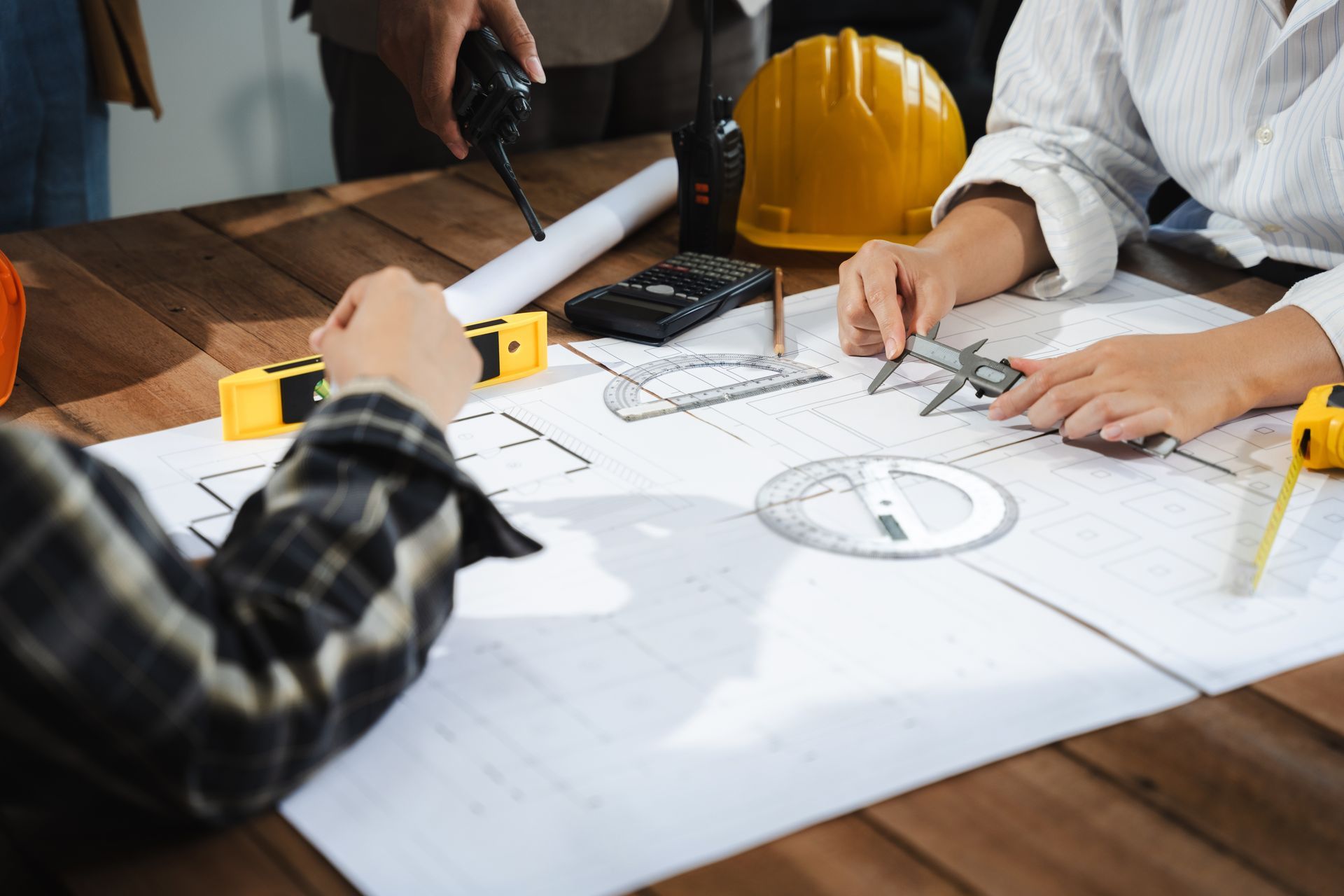 Un homme et une femme regardent une tablette dans une cuisine.