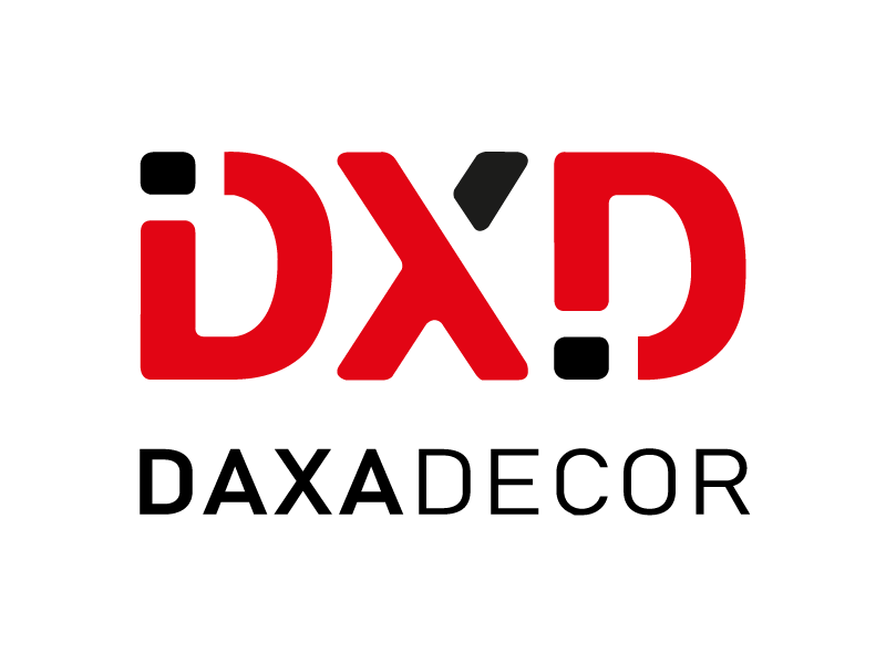 Logotipo de Daxadecor, "DXD" en rojo con signos de exclamación y nombre de la empresa en negro.