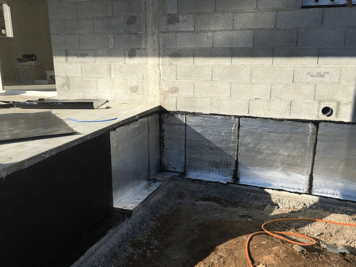 Vue sur un angle de murs enterrés étanches