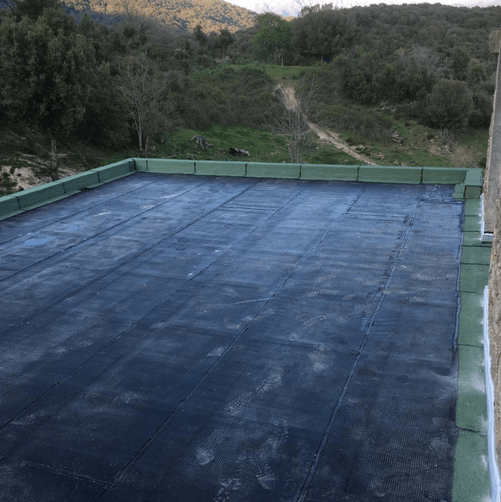 Terrasse étanche avec un revêtement noir