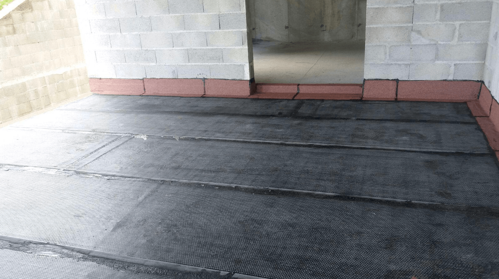 Balcon avec un revêtement pour l'étanchéité