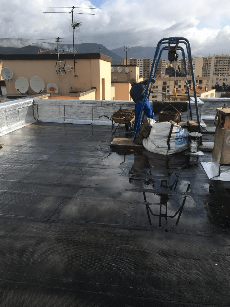 Travailleur sur un toit plat