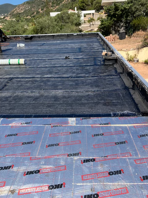 Pose d'un revêtement étanche sur un toit