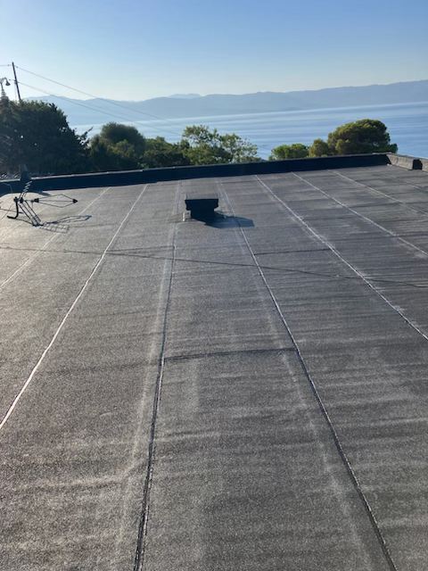 Vue sur le revêtement noir pour le toit