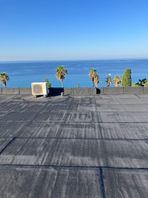 Vue sur un toit plat avec revêtement étanche