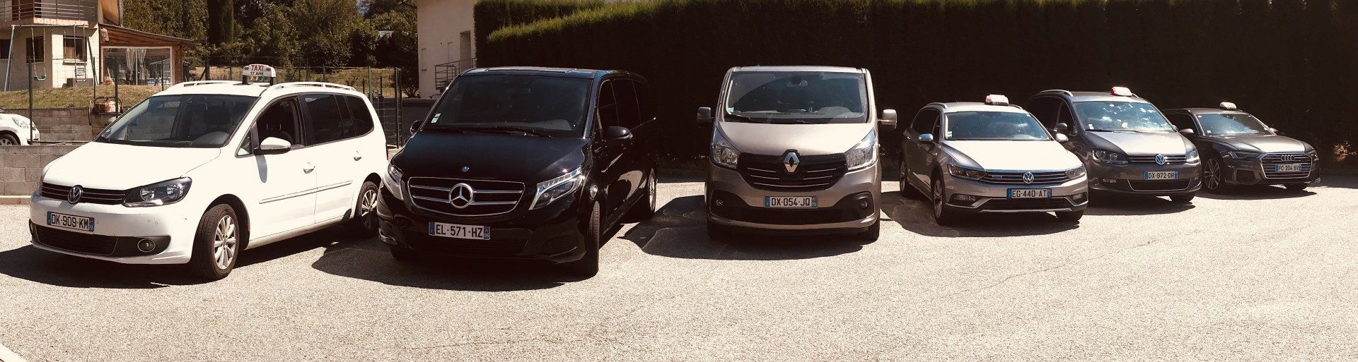 Deux voitures pouvant transporter 8 personnes.