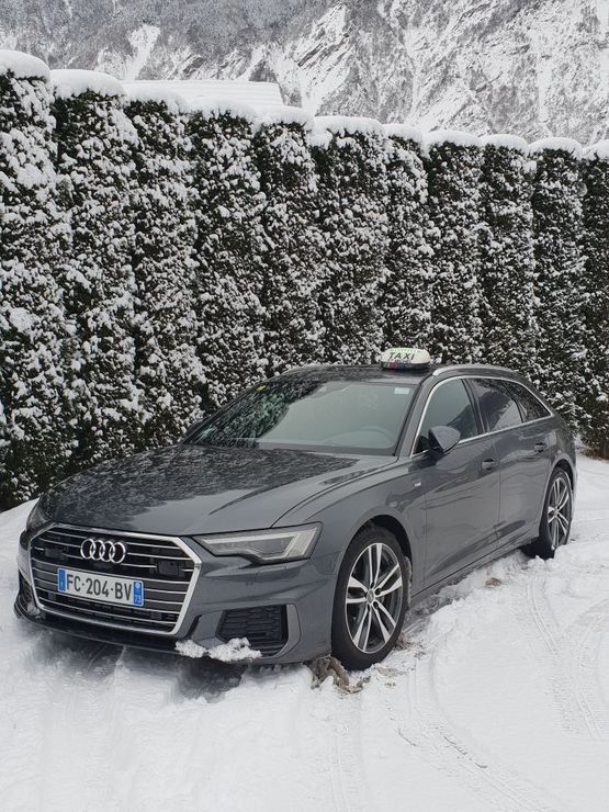 Un véhicule dans la neige.