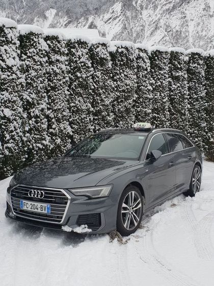 Une voiture de type berline.