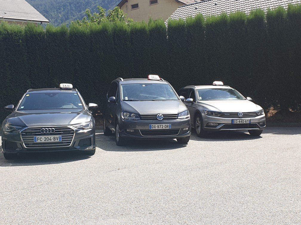 Trois voitures de taxi.