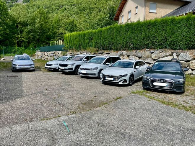 6 véhicules stationnés.