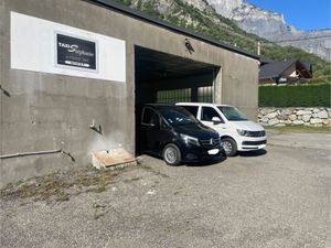 Un hangar avec deux véhicules.