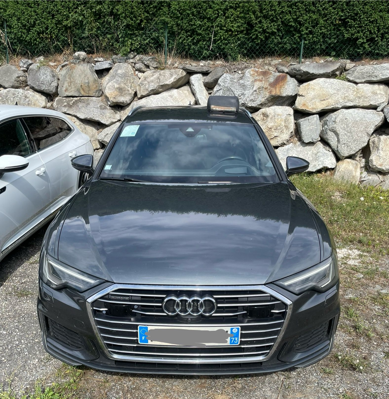 Une voiture de couleur noire.
