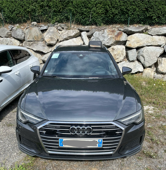 Le capot d'une voiture noire.