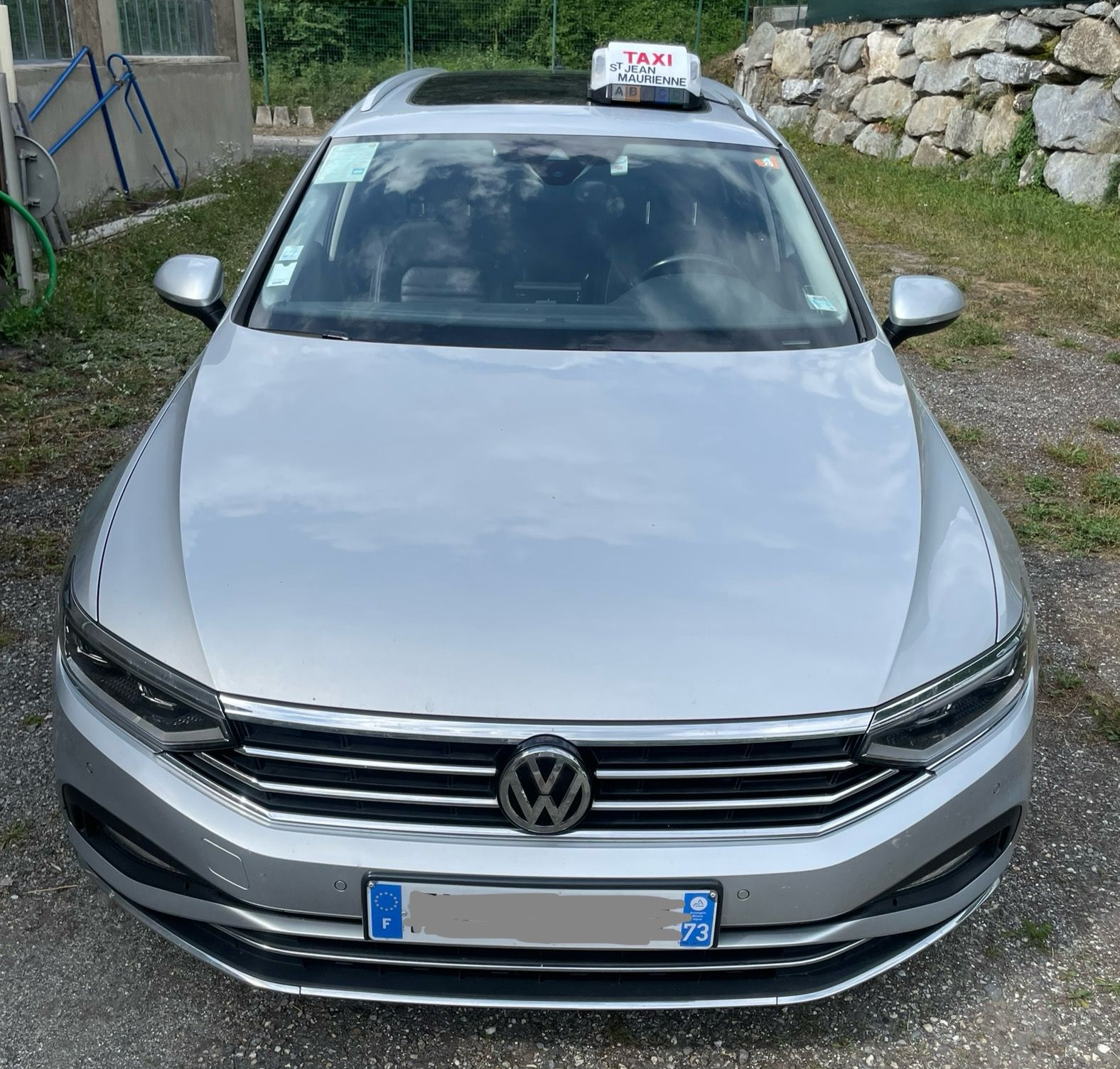 Un véhicule gris.