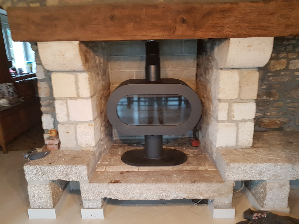 Poêle à bois dans une cheminée