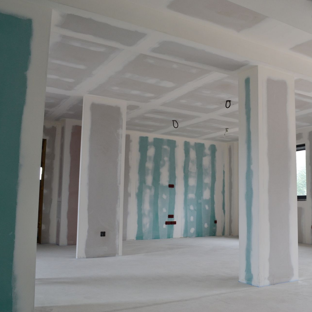 Aménagement intérieur d'une pièce, avec murs et plafond en plaques de plâtre