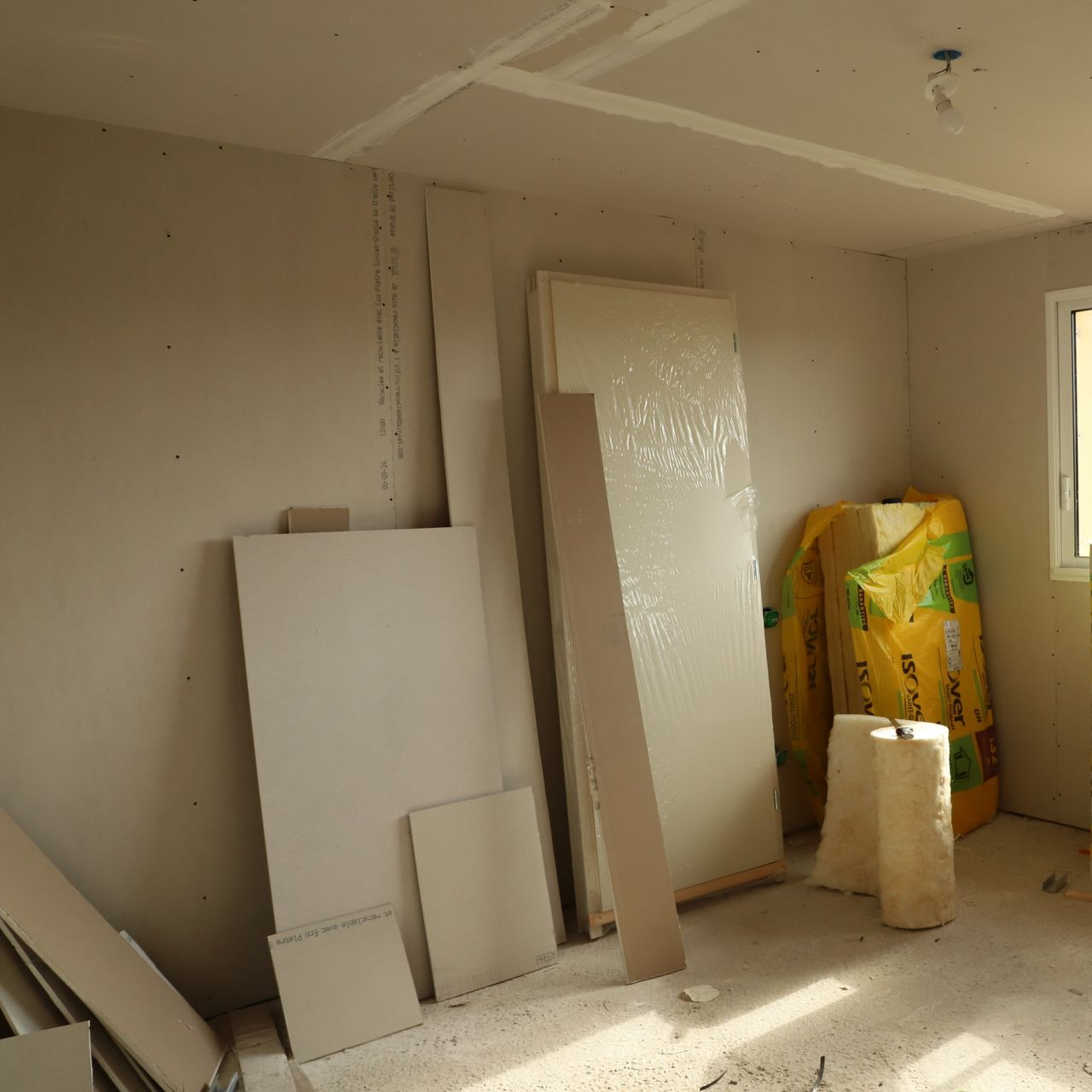 Plaques de plâtre et isolants posés sur un chantier