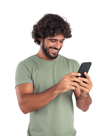 Homme souriant en regardant un smartphone
