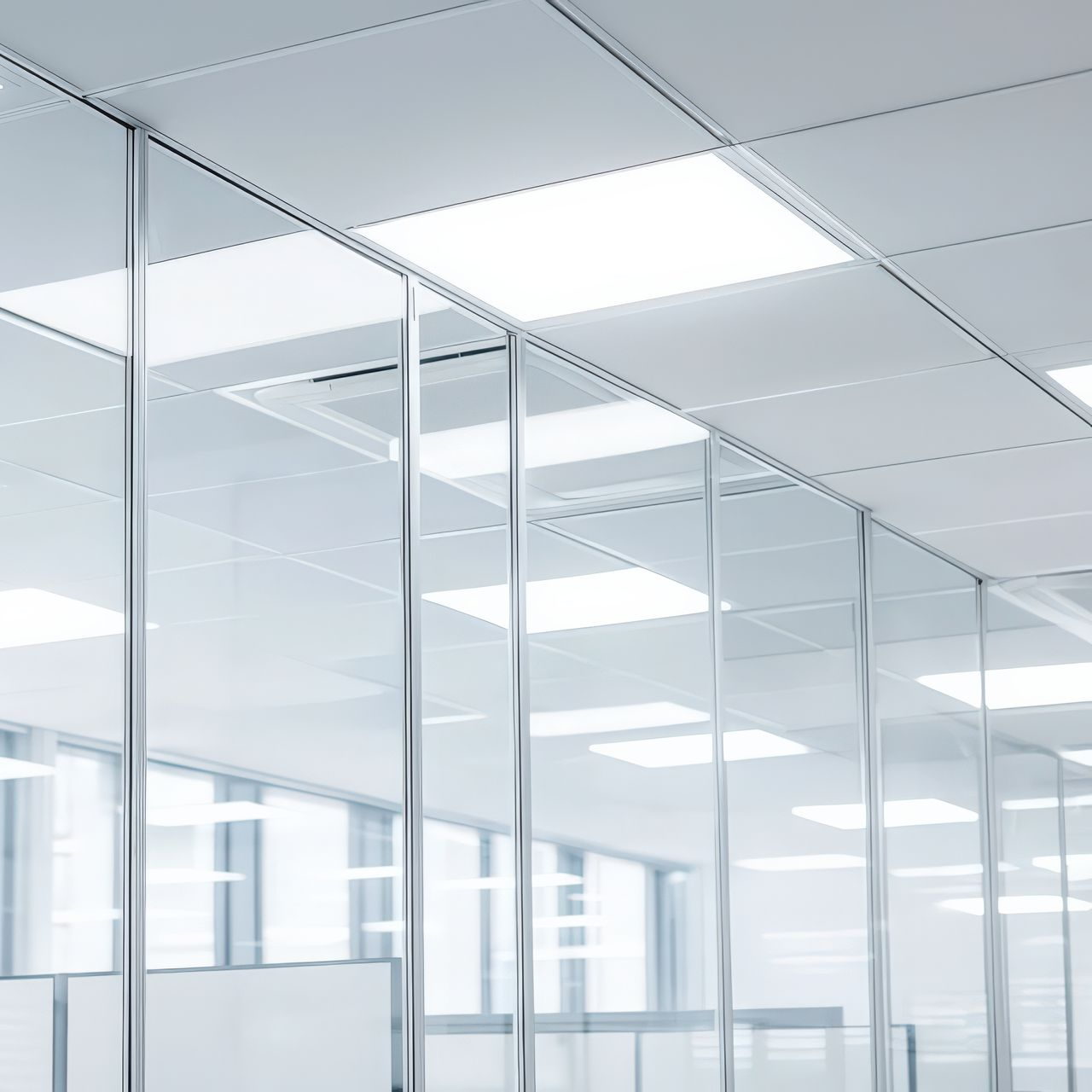 Espace de bureau aux parois de verre avec dalles de plafond blanches