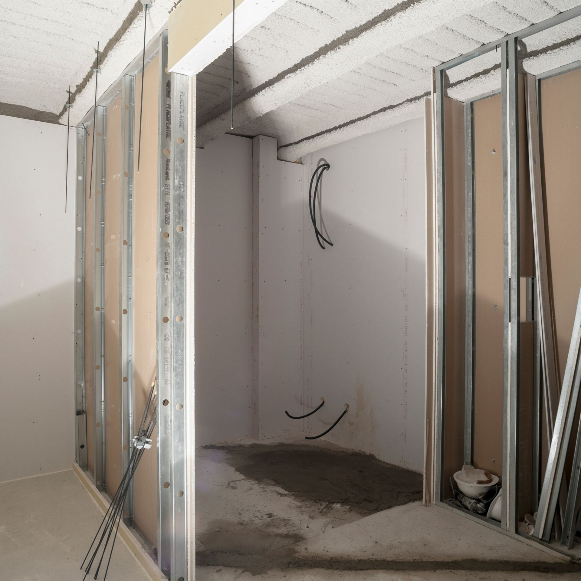 Construction intérieure, poteaux métalliques et cloisons sèches