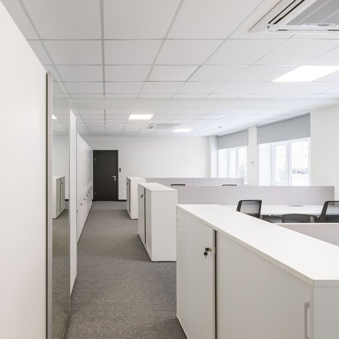 Intérieur de bureau vide et moderne avec cabines blanches