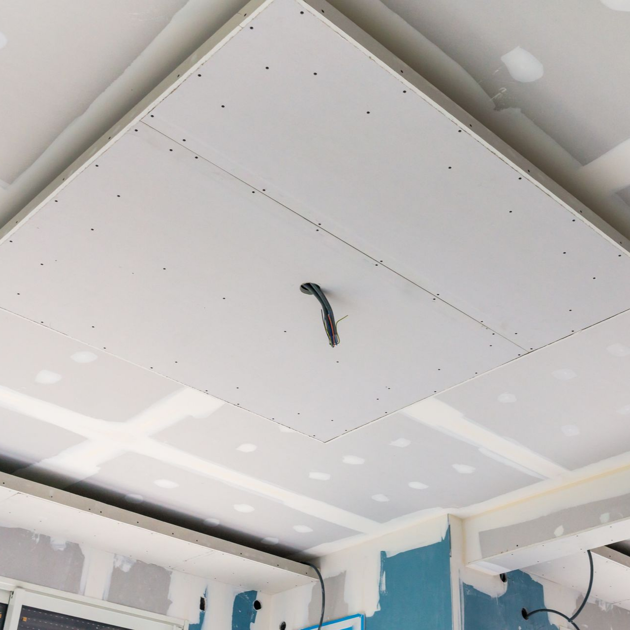 Plafond en construction et câblage apparent