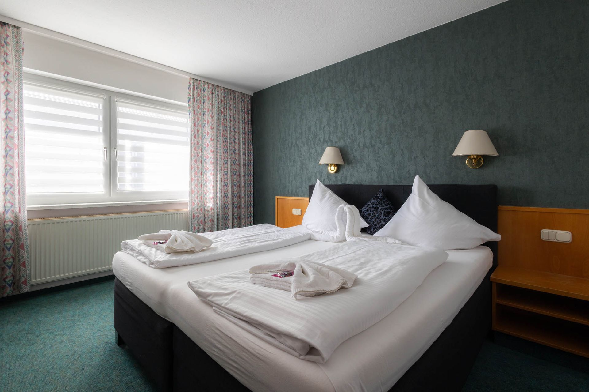 Ein Hotelzimmer mit zwei Betten und einem Fenster